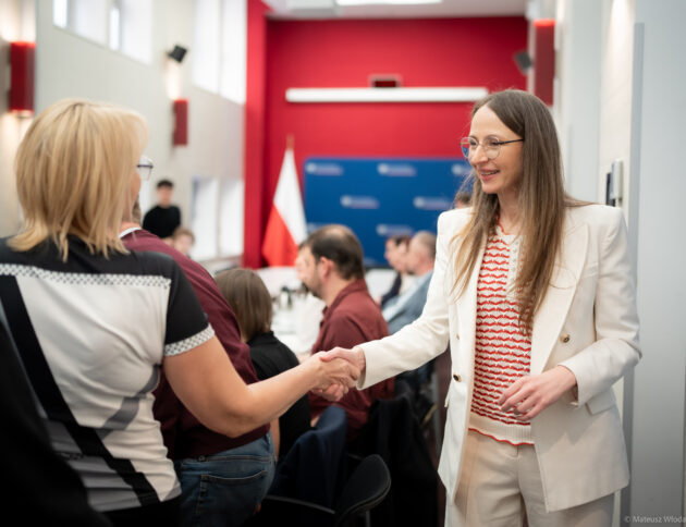 Ministra Agnieszka Dziemianowicz-Bąk z działaczką związkową zwolnioną przez DINO S.A. Katarzyną Kiwierską. fot. Mateusz Włodarczyk / MRPiPS