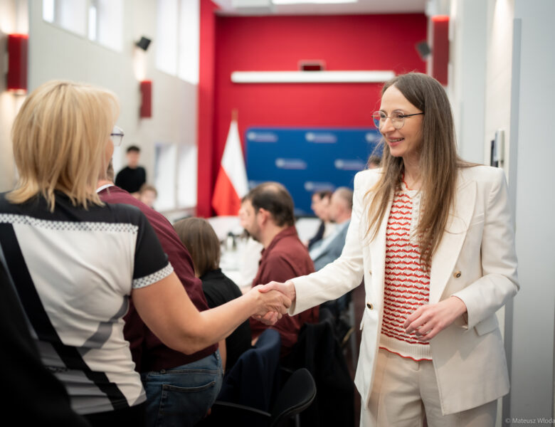 Ministra Agnieszka Dziemianowicz-Bąk z działaczką związkową zwolnioną przez DINO S.A. Katarzyną Kiwierską. fot. Mateusz Włodarczyk / MRPiPS