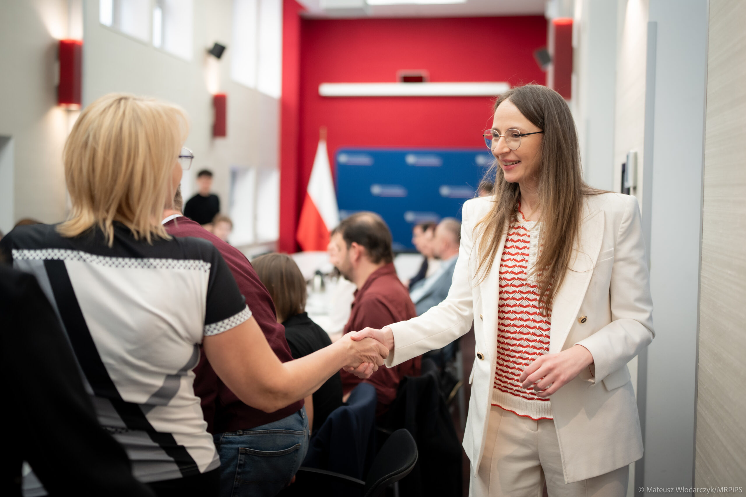 Ministra Agnieszka Dziemianowicz-Bąk z działaczką związkową zwolnioną przez DINO S.A. Katarzyną Kiwierską. fot. Mateusz Włodarczyk / MRPiPS