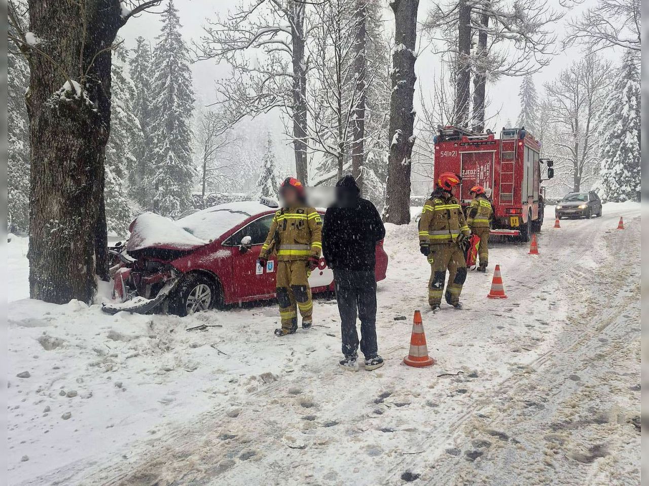 Tatry zamknięte do odwołania. Lawinowa „czwórka” i nieprzejezdna droga do Morskiego Oka. Policja Zakopane