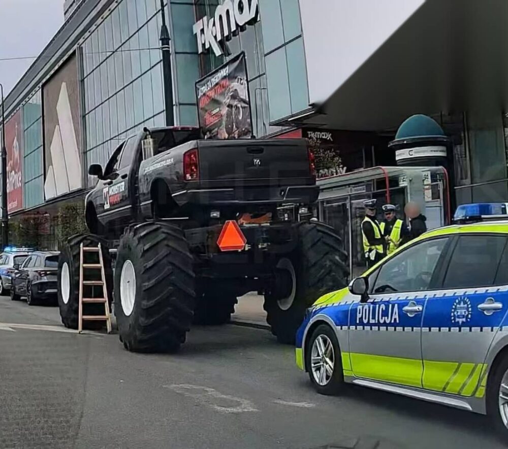 Monster Truck na ulicach Warszawy/ Policja