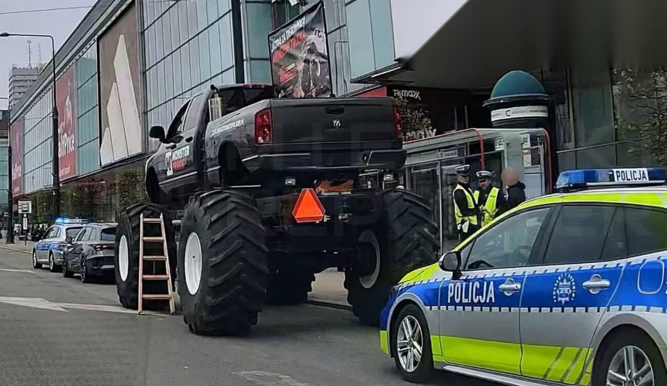 Monster Truck na ulicach Warszawy/ Policja