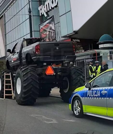 Monster Truck na ulicach Warszawy/ Policja