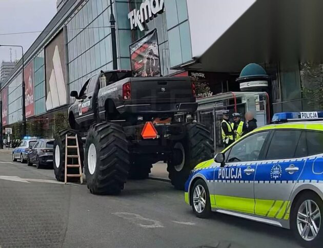 Monster Truck na ulicach Warszawy/ Policja