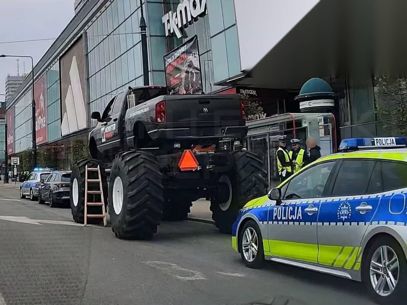 Monster Truck na ulicach Warszawy/ Policja