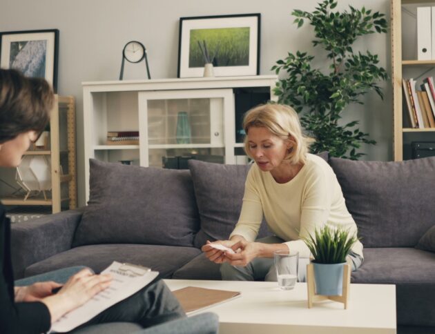 Prokuratura wysłała akt oskarżenia przeciwko fałszywej psycholożce z Nowej Soli. Dowiedz się, jak nowa ustawa o zawodzie psychologa chroni pacjentów przed oszustami. fot: Vitaly Gariev/Unsplash