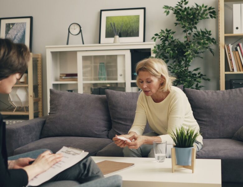 Prokuratura wysłała akt oskarżenia przeciwko fałszywej psycholożce z Nowej Soli. Dowiedz się, jak nowa ustawa o zawodzie psychologa chroni pacjentów przed oszustami. fot: Vitaly Gariev/Unsplash