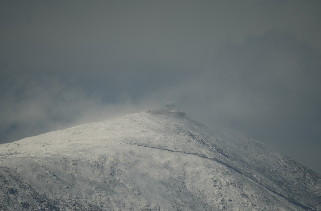 Śnieżka - najwyższy szczyt w Karkonoszach.  KPN
