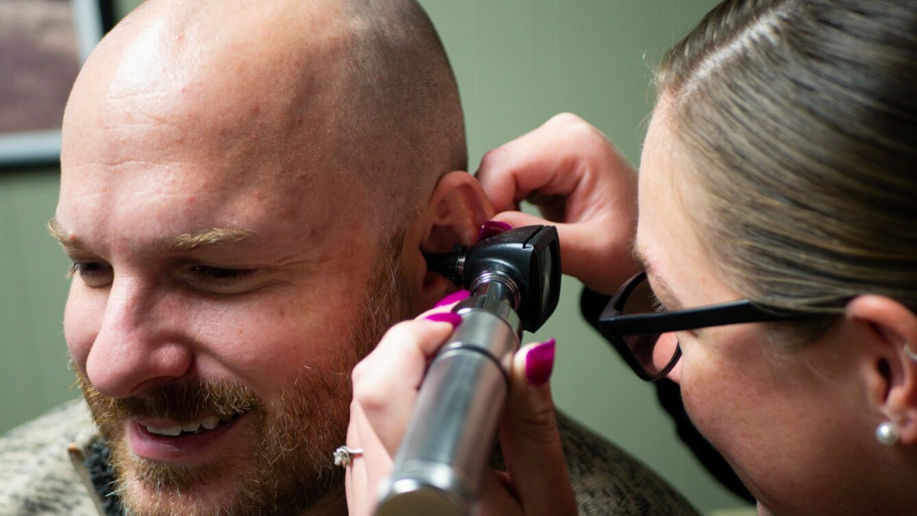 Badanie ucha u laryngologa. Photo by Anthony Camerlo