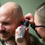 Badanie ucha u laryngologa. Photo by Anthony Camerlo