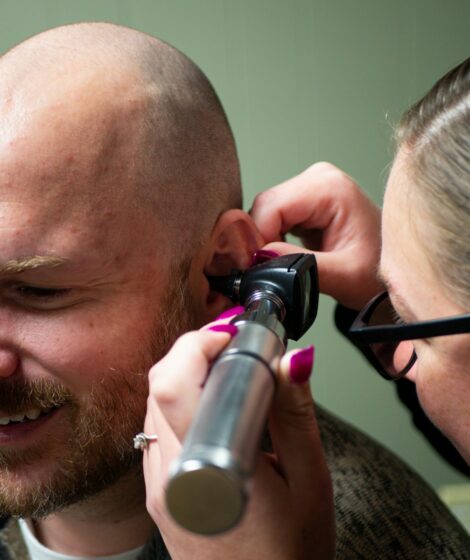 Badanie ucha u laryngologa. Photo by Anthony Camerlo