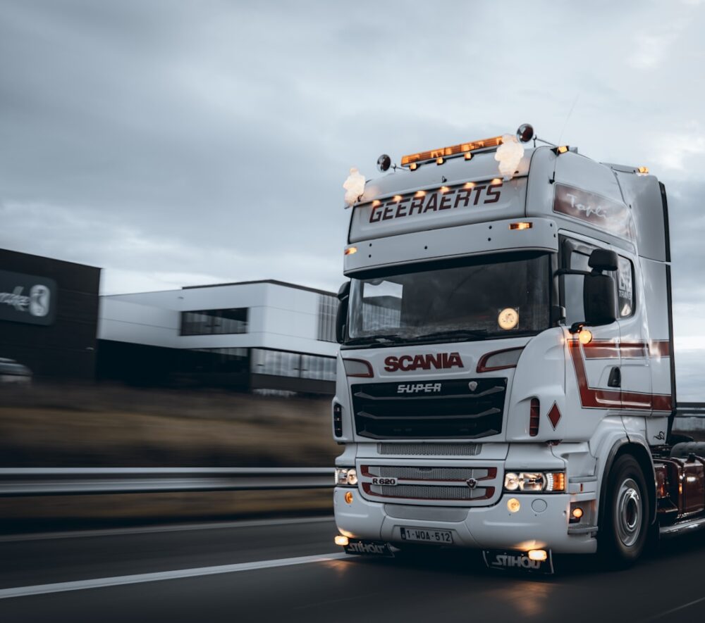 Ile „dziad-trans” musi dopłacić za nocną jazdę? Wyższa płaca minimalna 2026 podnosi dodatki kierowców. Photo by Zieben VH/Unsplash