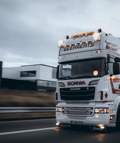 Ile „dziad-trans” musi dopłacić za nocną jazdę? Wyższa płaca minimalna 2026 podnosi dodatki kierowców. Photo by Zieben VH/Unsplash