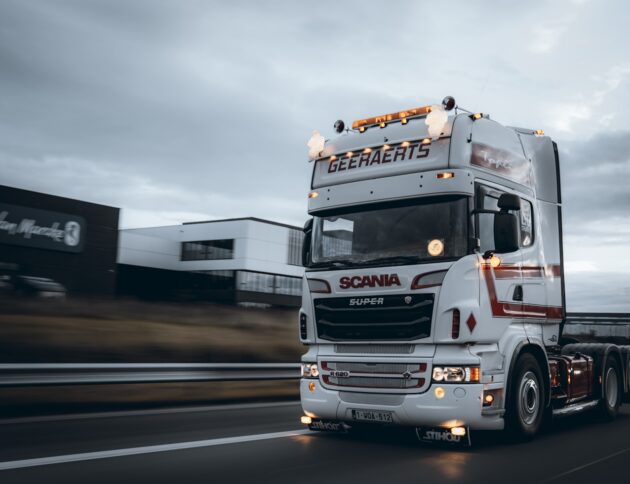 Ile „dziad-trans” musi dopłacić za nocną jazdę? Wyższa płaca minimalna 2026 podnosi dodatki kierowców. Photo by Zieben VH/Unsplash