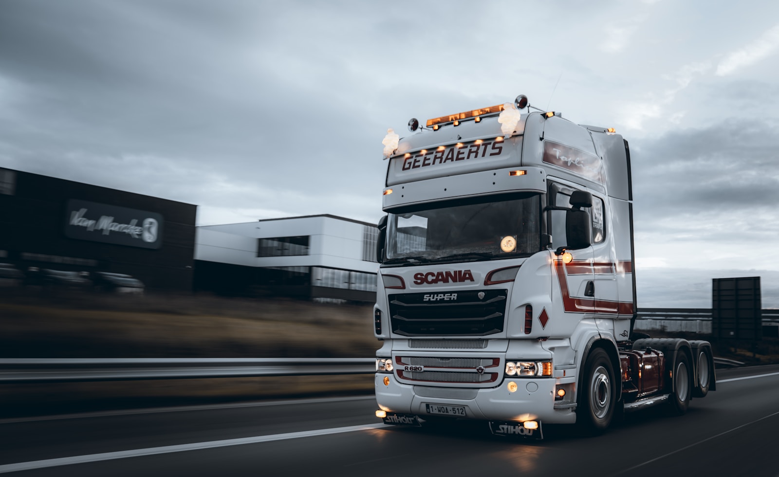 Ile „dziad-trans” musi dopłacić za nocną jazdę? Wyższa płaca minimalna 2026 podnosi dodatki kierowców. Photo by Zieben VH/Unsplash