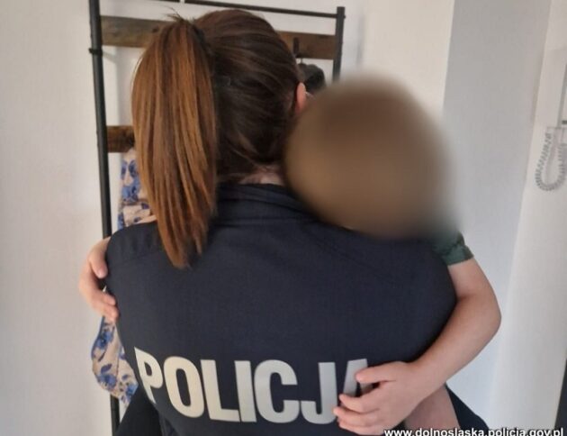 Dziecko pod opieką policjantki/ Policja