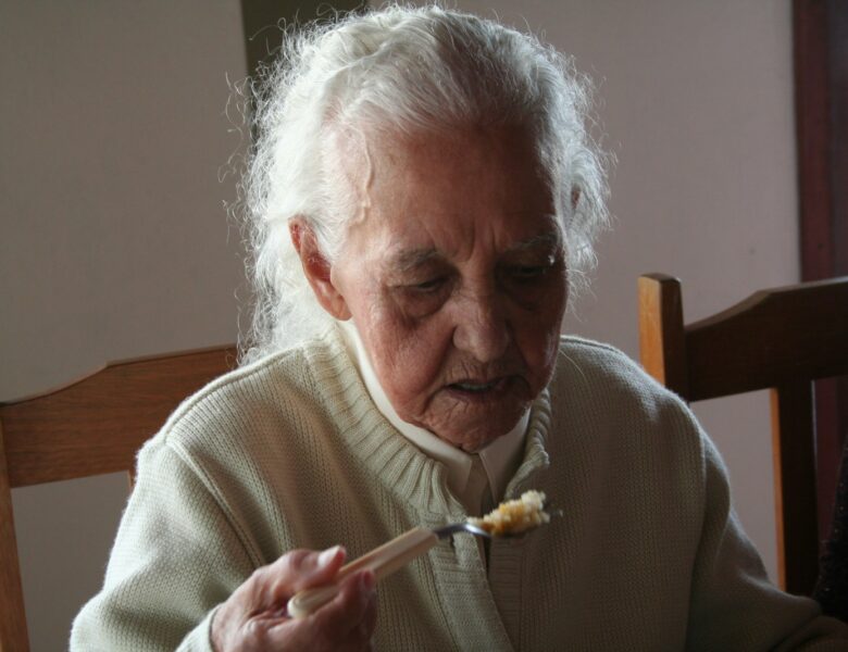 Darmowe obiady dla seniorów 2026? Sprawdzamy „Pocztę Obiadową” i pomoc MOPS. Kto dostanie posiłki, jakie są limity i gdzie złożyć wniosek. fot: Osmar do Canto?Unsplash