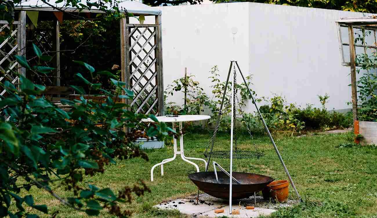 Na ogródku można zorganizować tzw. ognisko rekreacyjne. fot Pascale Amez/Unsplash