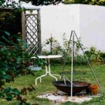 Na ogródku można zorganizować tzw. ognisko rekreacyjne. fot Pascale Amez/Unsplash