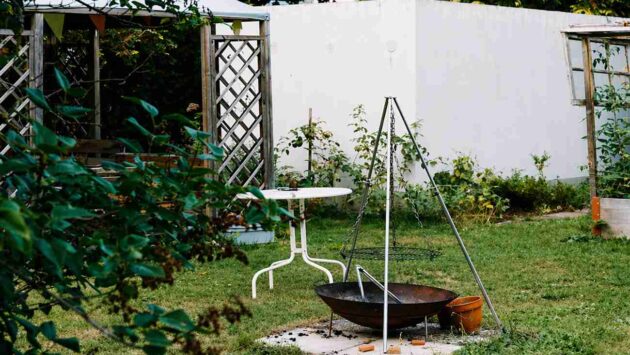 Na ogródku można zorganizować tzw. ognisko rekreacyjne. fot Pascale Amez/Unsplash