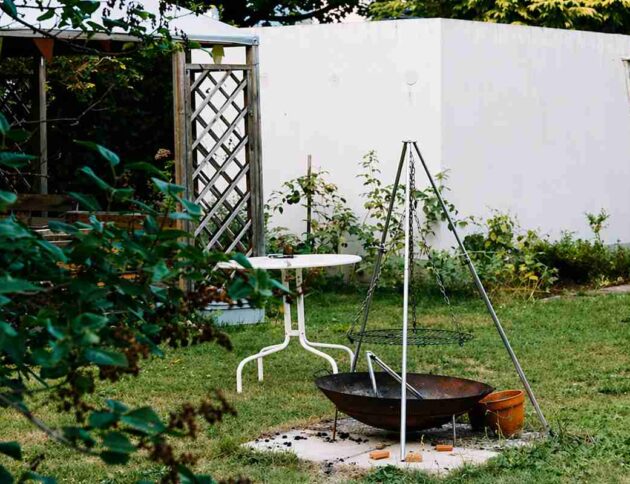 Na ogródku można zorganizować tzw. ognisko rekreacyjne. fot Pascale Amez/Unsplash