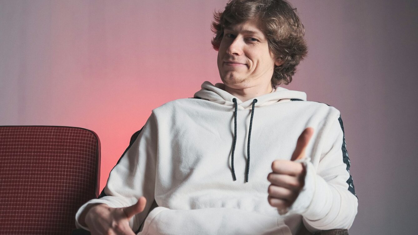 Polacy w kwietniu są zadowoleni. Raport CBOS. fot: Anton Luk/Unsplash