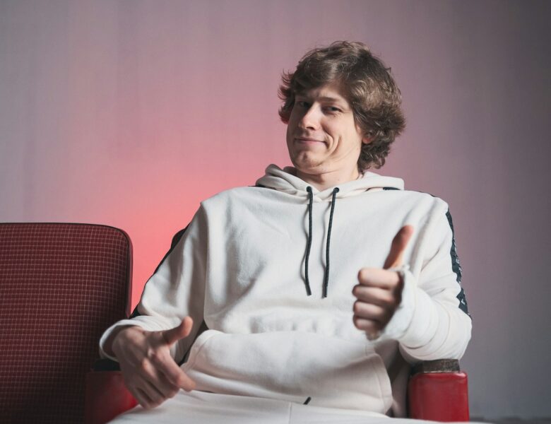 Polacy w kwietniu są zadowoleni. Raport CBOS. fot: Anton Luk/Unsplash