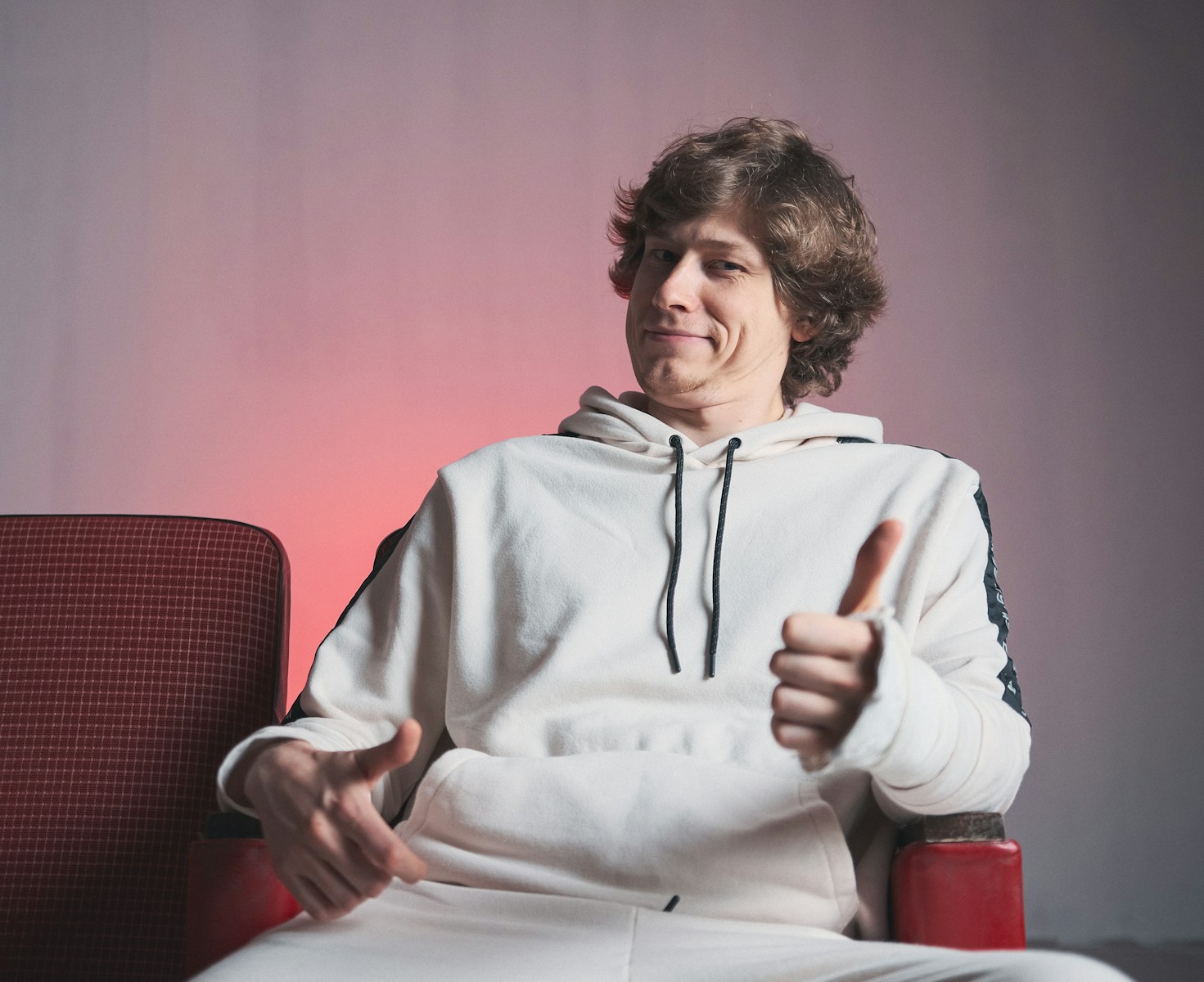 Polacy w kwietniu są zadowoleni. Raport CBOS. fot: Anton Luk/Unsplash