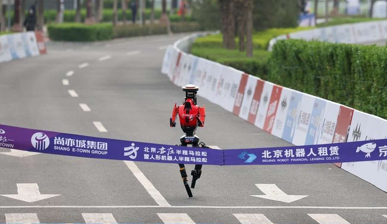 "Flash" sprints toward the finish line. (Xinhua/Zhang Chenlin)