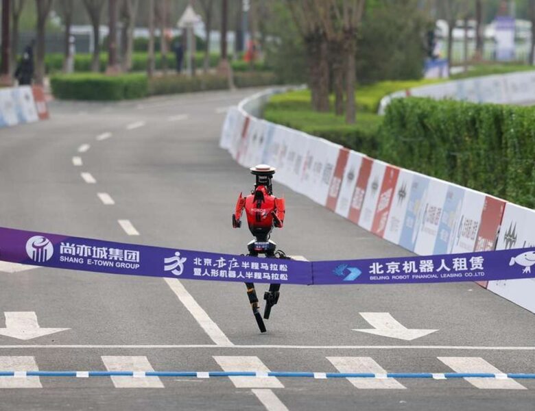 "Flash" sprints toward the finish line. (Xinhua/Zhang Chenlin)