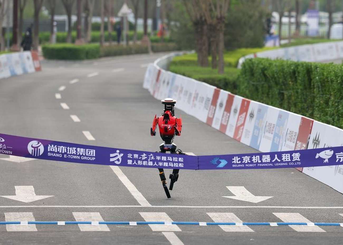 "Flash" sprints toward the finish line. (Xinhua/Zhang Chenlin)