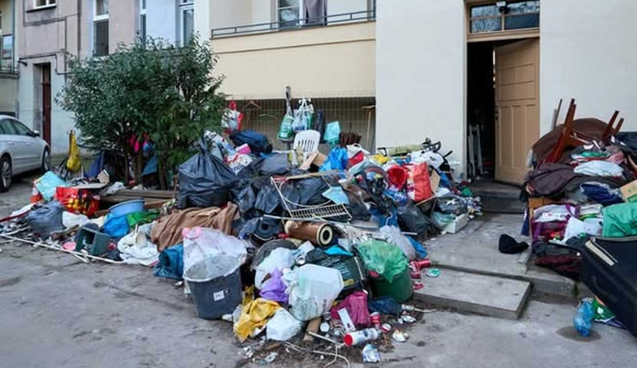 Lokator kamienicy przez lata gromadził odpady, doprowadzając budynek na skraj katastrofy sanitarnej. fot: O.Polyakovsky/ Wadlemar Forysiak/FB