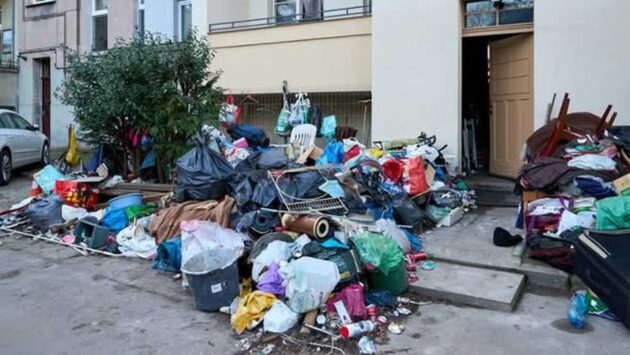 Lokator kamienicy przez lata gromadził odpady, doprowadzając budynek na skraj katastrofy sanitarnej. fot: O.Polyakovsky/ Wadlemar Forysiak/FB
