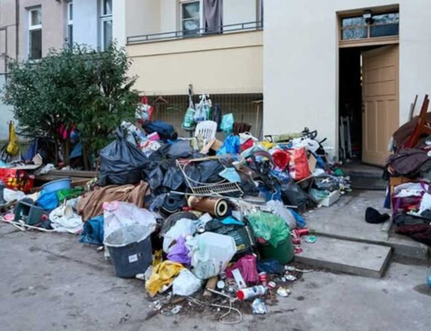 Lokator kamienicy przez lata gromadził odpady, doprowadzając budynek na skraj katastrofy sanitarnej. fot: O.Polyakovsky/ Wadlemar Forysiak/FB
