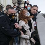 Ośrodek Monitorowania Zachowań Rasistowskich i Ksenofobicznych (OMZRiK), który wspiera oskarżycielkę: „Podczas protestów w Warszawie Robert Bąkiewicz i jego bojówkarze siłą wynieśli kobietę z kościoła św. Krzyża, a następnie zrzucili ją ze schodów. Pani Angelika uderzyła głową o beton i straciła przytomność”.