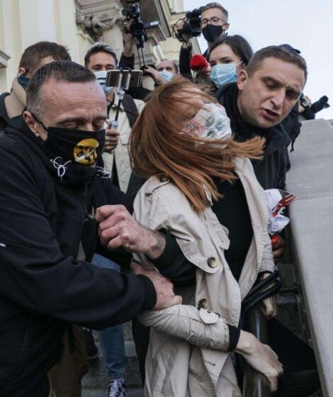 Ośrodek Monitorowania Zachowań Rasistowskich i Ksenofobicznych (OMZRiK), który wspiera oskarżycielkę: „Podczas protestów w Warszawie Robert Bąkiewicz i jego bojówkarze siłą wynieśli kobietę z kościoła św. Krzyża, a następnie zrzucili ją ze schodów. Pani Angelika uderzyła głową o beton i straciła przytomność”.