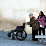 Jak uzyskać zasiłek pielęgnacyjny w 2026 roku. Wyjaśniamy zasady dla chorych na cukrzycę oraz tłumaczymy, dlaczego kwota 215,84 zł nie wzrosła. fot: Jose Manuel Esp/Unsplash