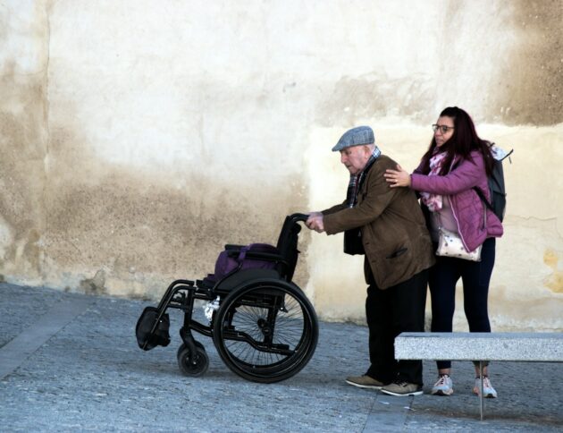 Jak uzyskać zasiłek pielęgnacyjny w 2026 roku. Wyjaśniamy zasady dla chorych na cukrzycę oraz tłumaczymy, dlaczego kwota 215,84 zł nie wzrosła. fot: Jose Manuel Esp/Unsplash