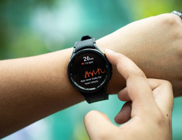 Fiskus coraz częściej zgadza się na odliczenie zakupu telefonu, zegarka, a nawet laptopa w ramach ulgi rehabilitacyjnej. fot: Amanz/Unsplash