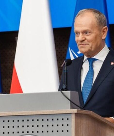 Donald Tusk ogłaszający kontrakty w ramach programu SAFE. Źródło: KPRM