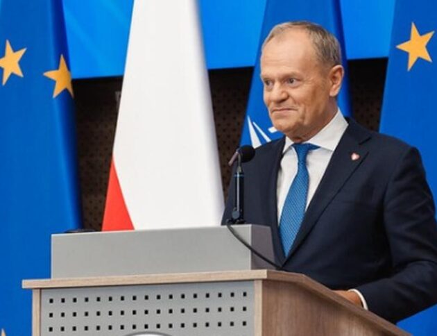 Donald Tusk ogłaszający kontrakty w ramach programu SAFE. Źródło: KPRM