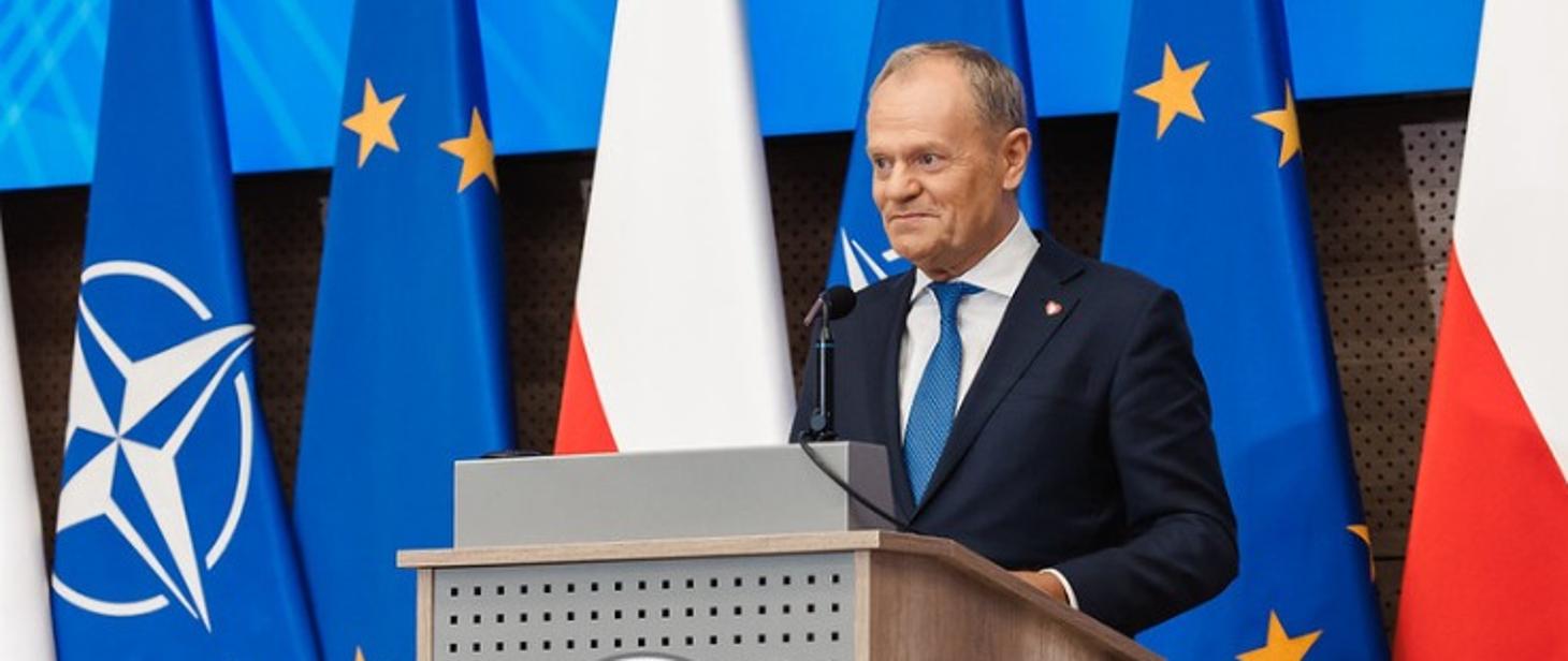 Donald Tusk ogłaszający kontrakty w ramach programu SAFE. Źródło: KPRM