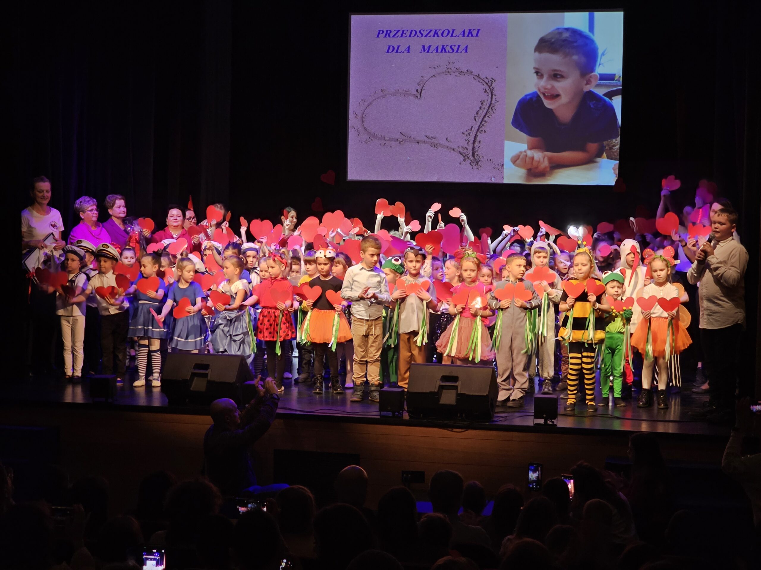 Koncert charytatywny „Bieszczady dla Maksa na MAXA”, który 18 stycznia 2026 roku zgromadził tysiące osób przy basenie Aquarius w Lesku. lesko.pl