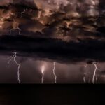 Jony ujemne naprawdę wpływają na zdrowie? Naukowcy badają „powietrze po burzy”. fot: Josep Castells/Unsplash