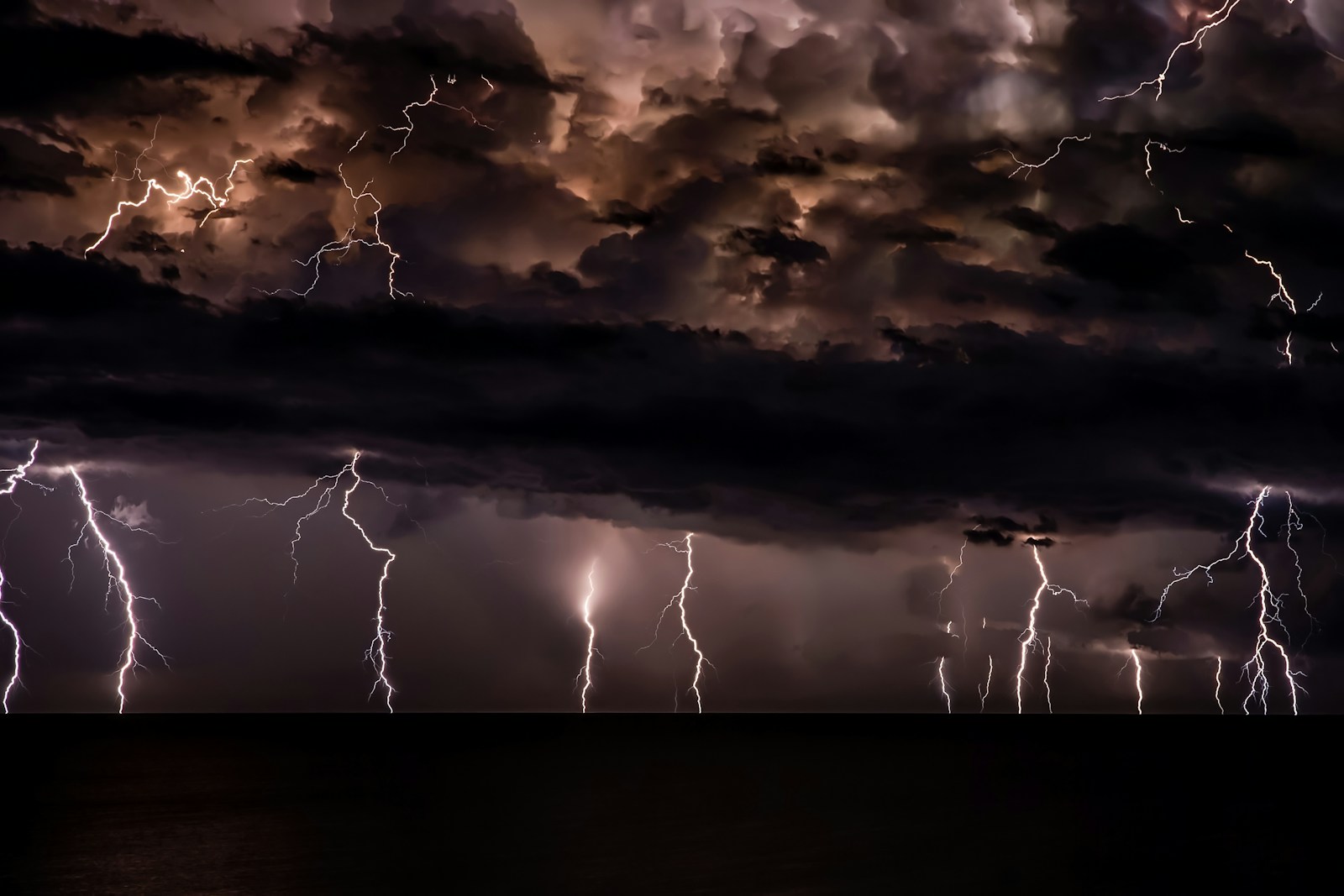 Jony ujemne naprawdę wpływają na zdrowie? Naukowcy badają „powietrze po burzy”. fot: Josep Castells/Unsplash
