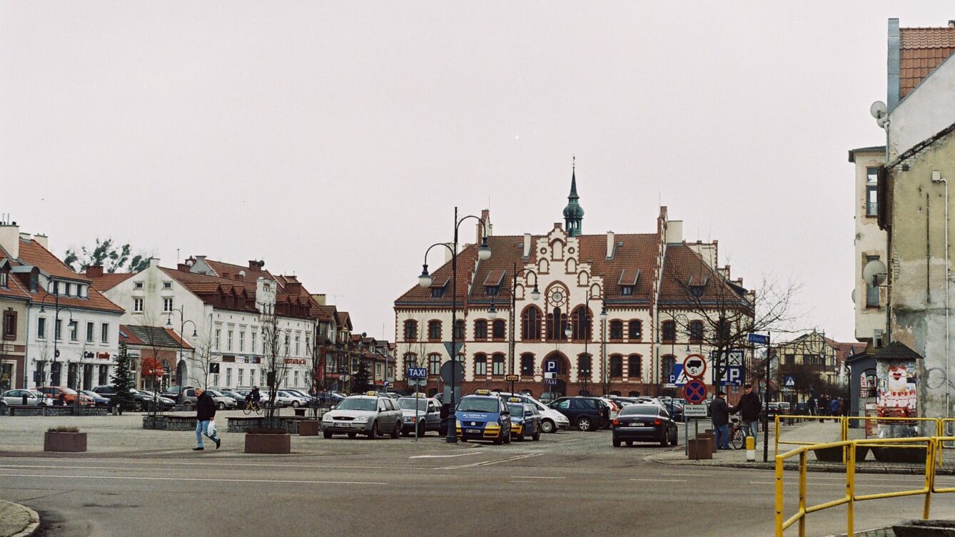 Pisz, Plac Daszyńskiego z ratuszem. Autorstwa Mikołaj Frycz - Praca własna, CC BY-SA 4.0