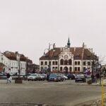 Pisz, Plac Daszyńskiego z ratuszem. Autorstwa Mikołaj Frycz - Praca własna, CC BY-SA 4.0