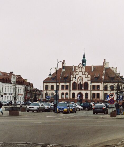 Pisz, Plac Daszyńskiego z ratuszem. Autorstwa Mikołaj Frycz - Praca własna, CC BY-SA 4.0