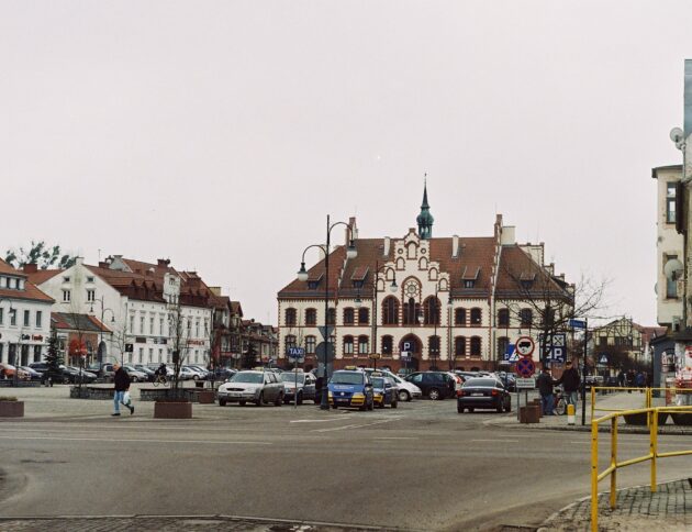 Pisz, Plac Daszyńskiego z ratuszem. Autorstwa Mikołaj Frycz - Praca własna, CC BY-SA 4.0