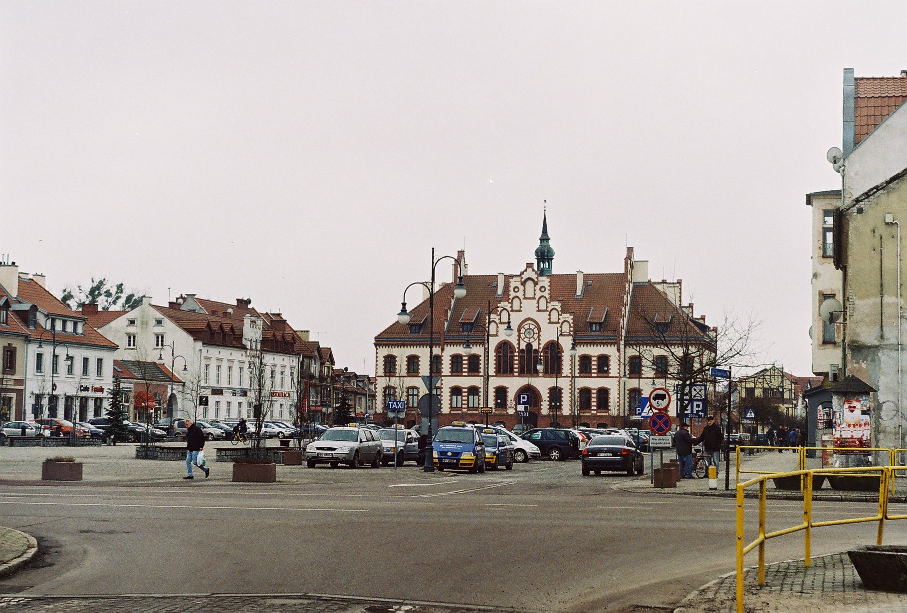 Pisz, Plac Daszyńskiego z ratuszem. Autorstwa Mikołaj Frycz - Praca własna, CC BY-SA 4.0